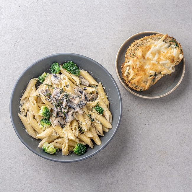 Creamy Mushroom & Broccoli Alfredo Pasta With Cheese Bread